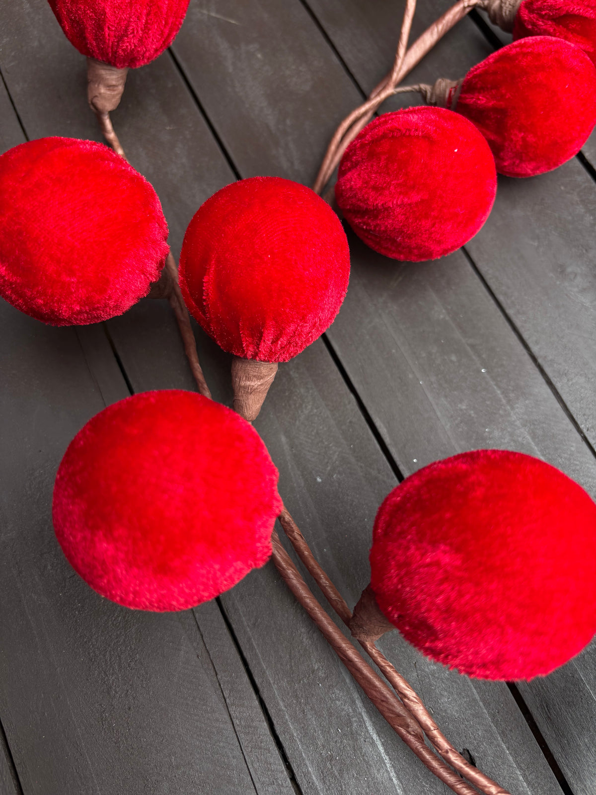 1.7M VELVET BALL GARLAND RED
