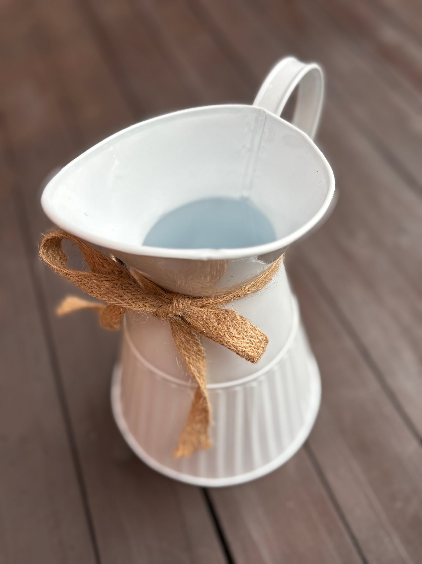 23cm WHITE METAL JUG WITH HESSIAN BOW