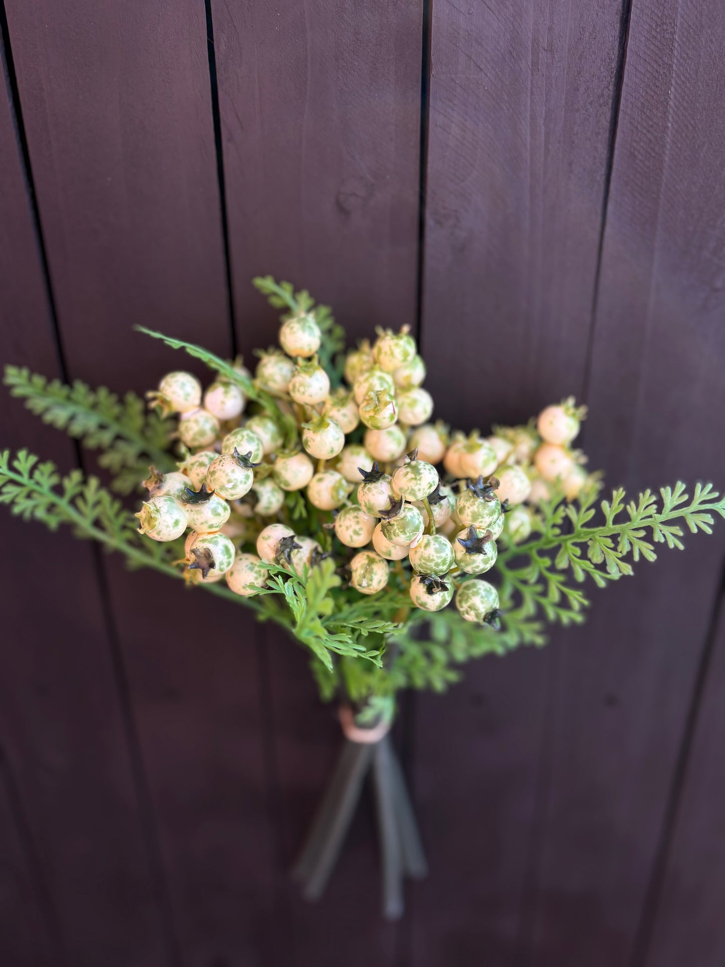 PLASTIC FERN BERRY STEM BUNDLE GREEN/CREAM