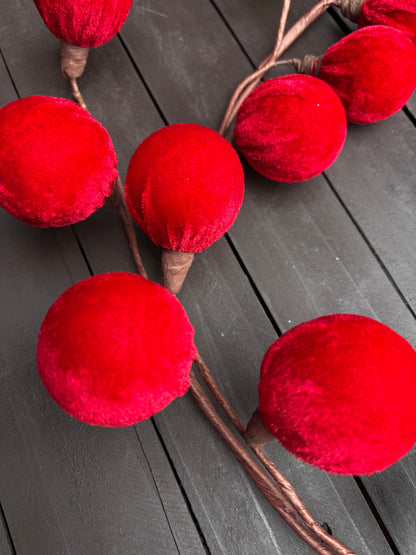 1.7M VELVET BALL GARLAND RED