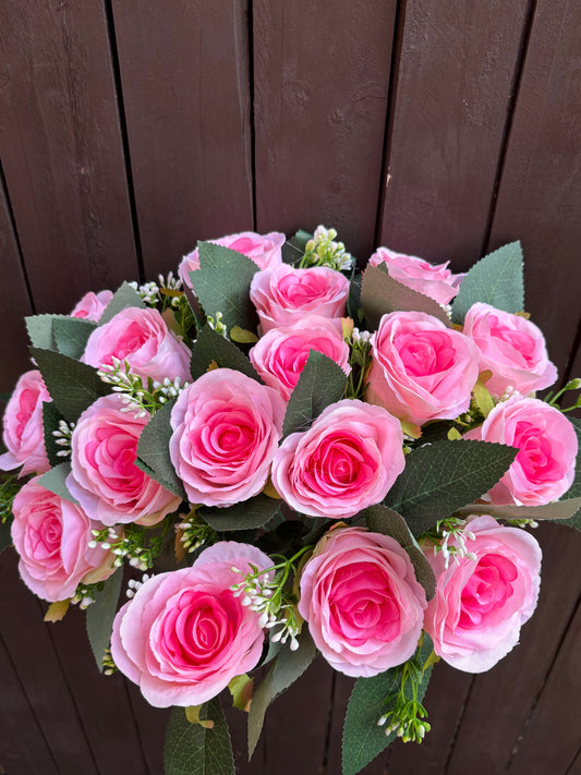 18 HEAD ROSEBUD BUSH WITH GYP PINK