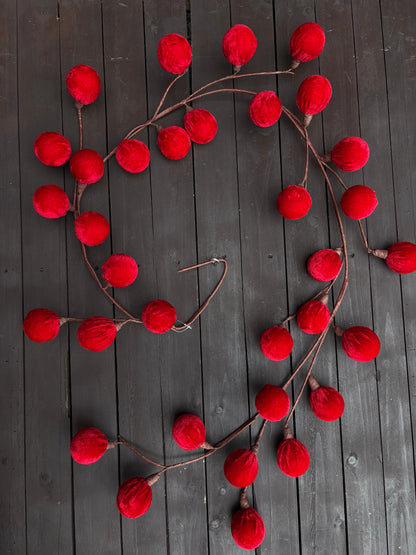 1.7M VELVET BALL GARLAND RED