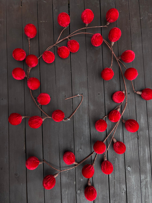 1.7M VELVET BALL GARLAND RED