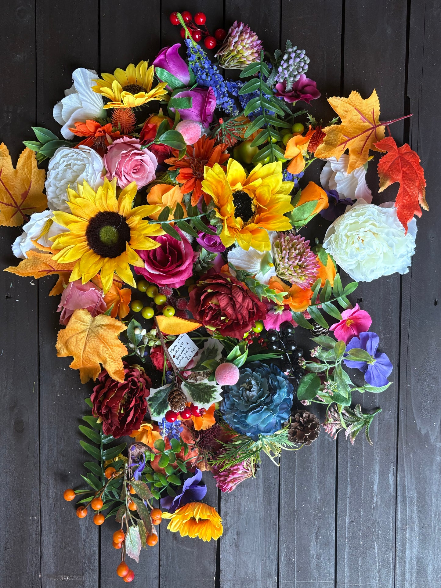 CLEARANCE BAG OF MIX FLOWER HEADS & BERRIES