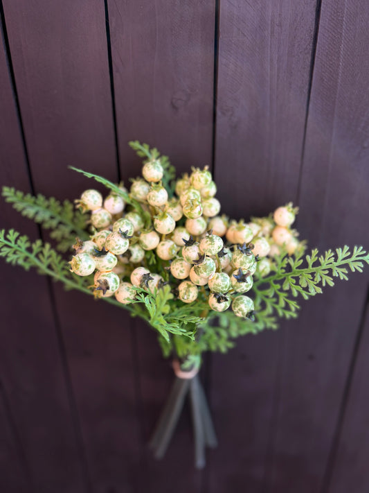 PLASTIC FERN BERRY STEM BUNDLE GREEN/CREAM