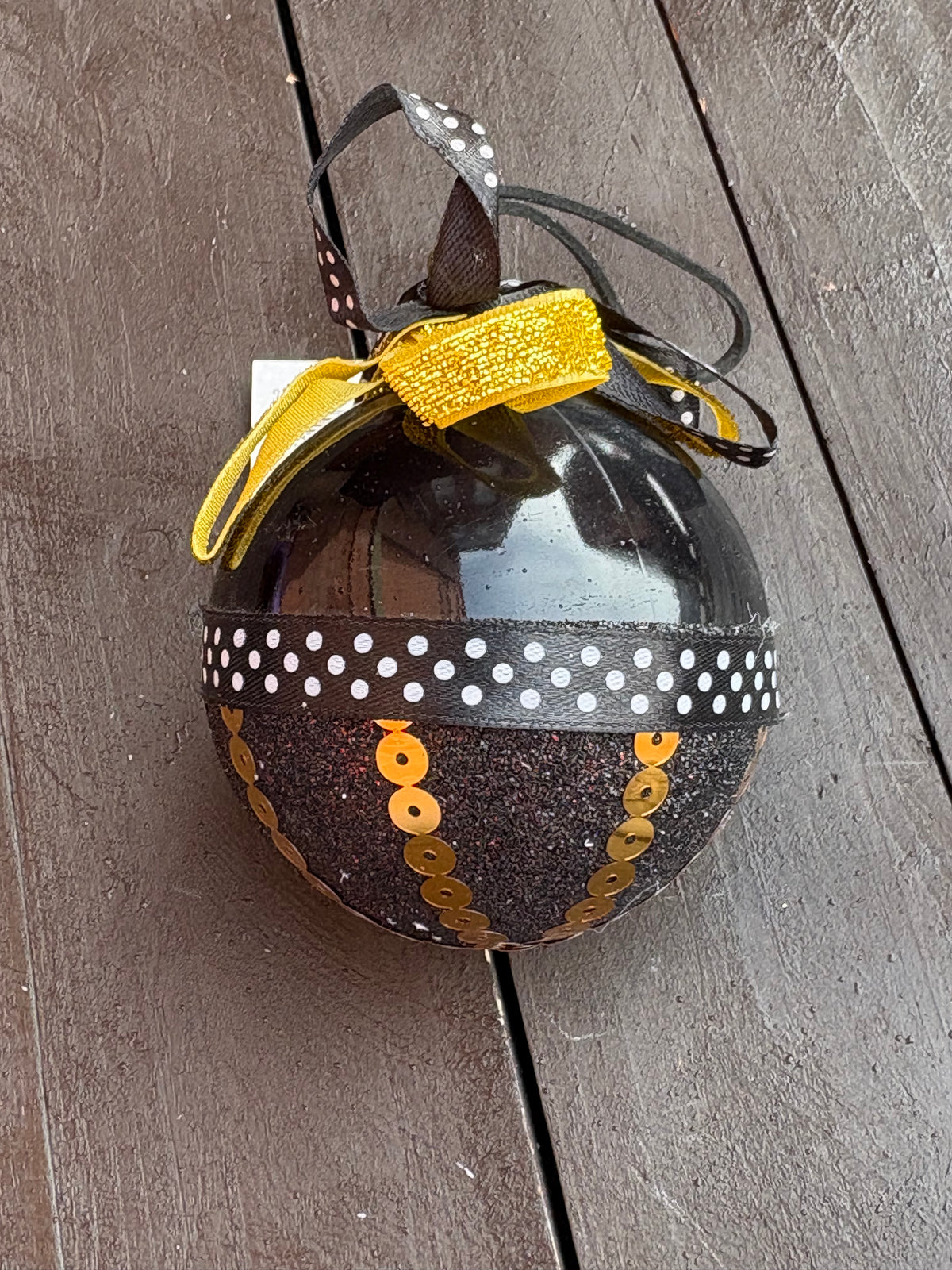 8cm METALLIC & GLITTER SEQUIN RIBBON BAUBLE BLACK/GOLD/WHITE